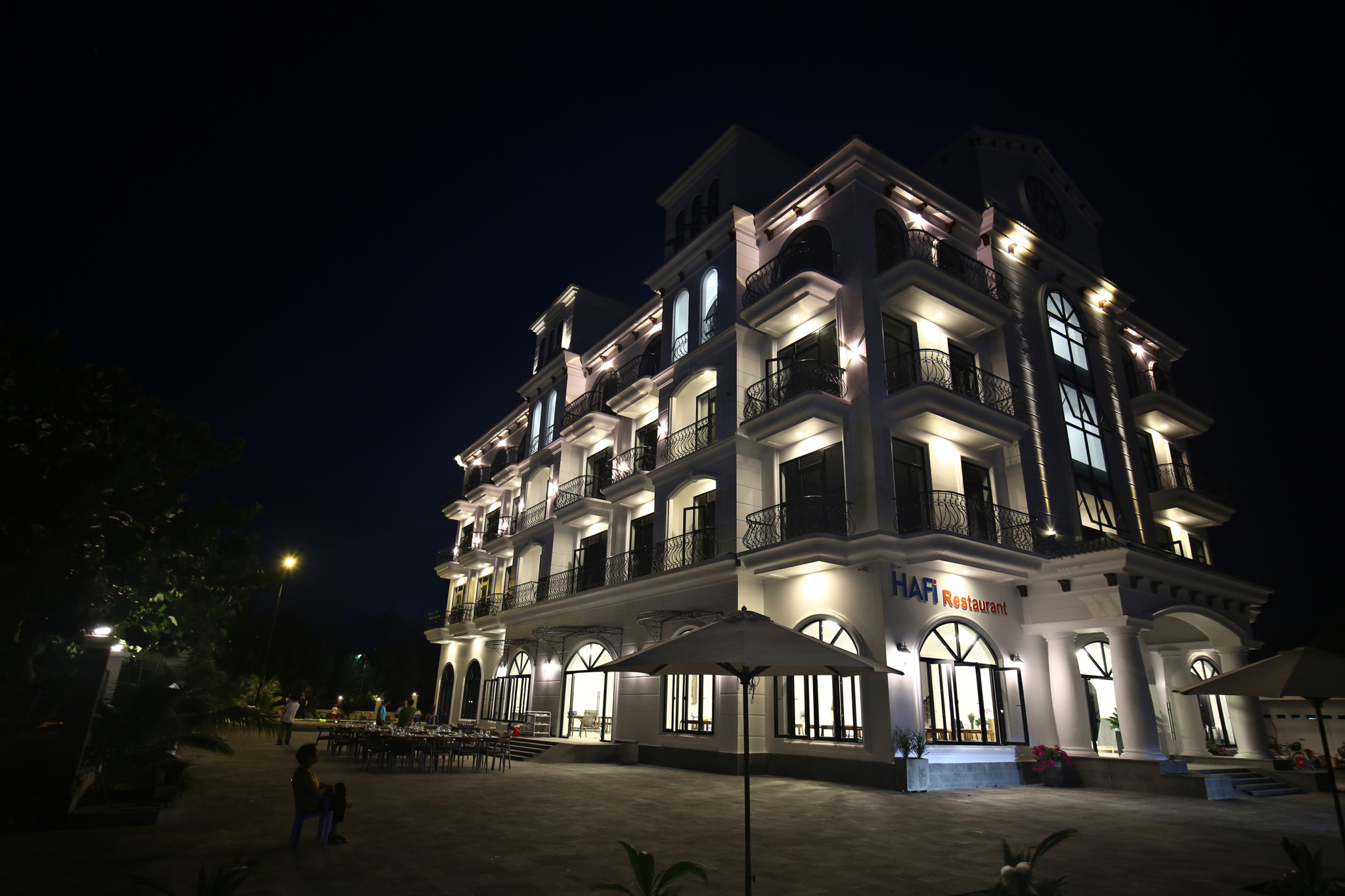Khách sạn HAFI về ban đêm