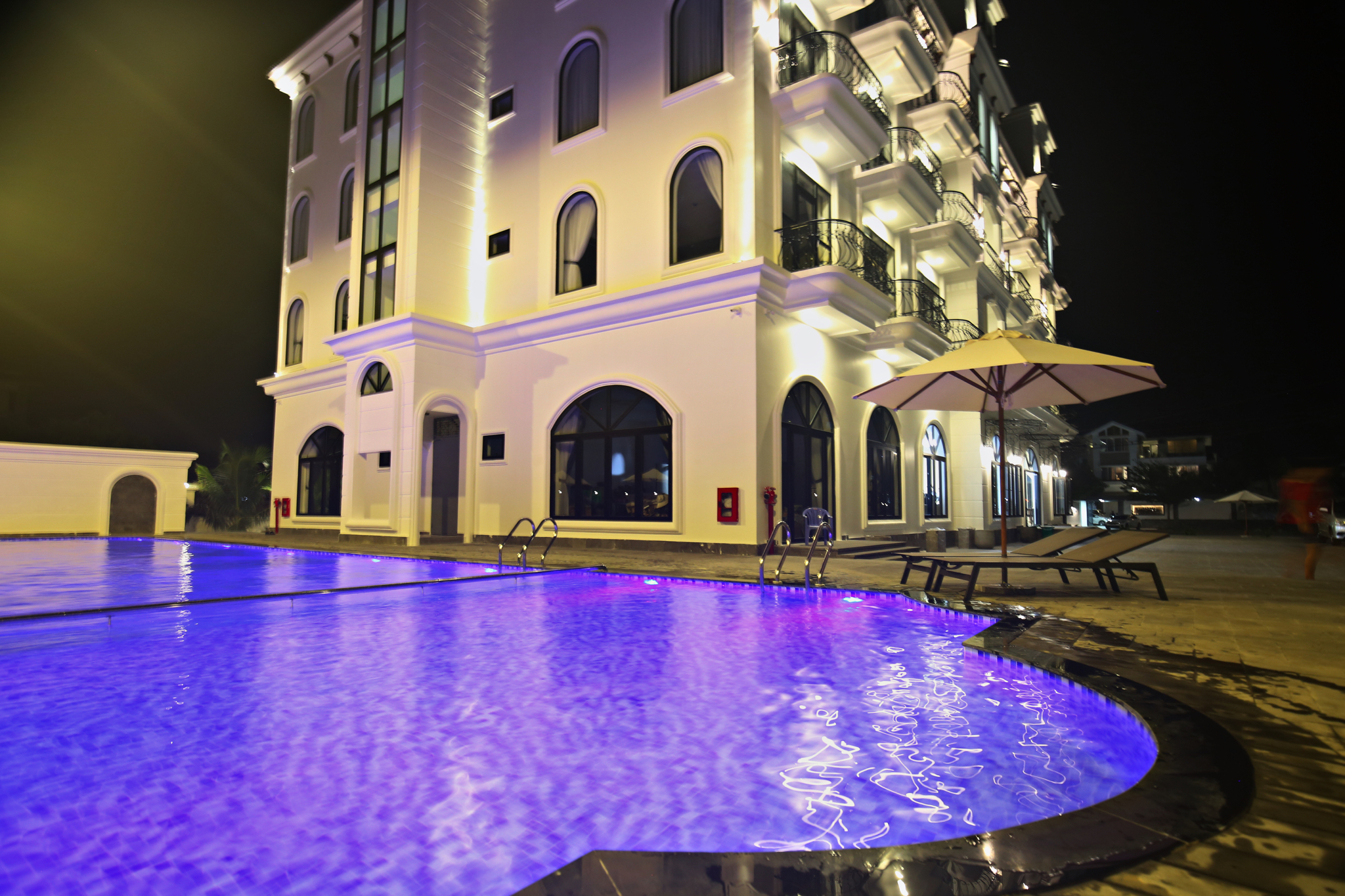 Bể bơi khách sạn HAFI ban đêm